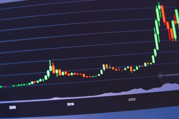 Market Mayhem: AI Unicorn’s Stock Plunges 20% Overnight – Is the Boom Over?