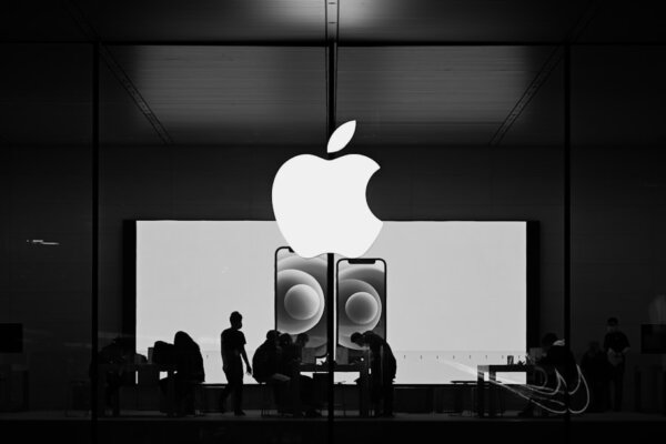Apple’s Strategic AI Offensive: Poaching Top Talent from OpenAI and Google DeepMind Ignites Internal Innovation